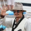 Johnny Depp fidèle à son style de dandy lors du photocall de Pirates des Caraïbes le 14 mai 2011, à Cannes