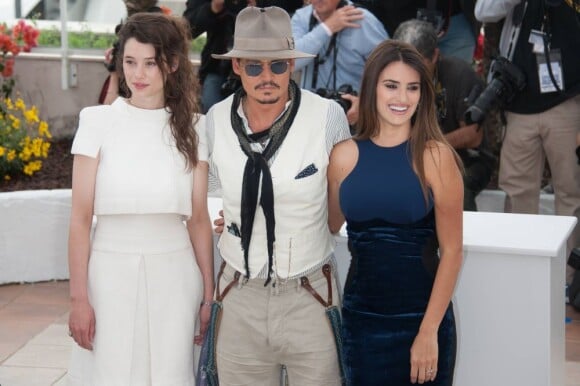 Penélope Cruz, Astrid Berges-Frisbey et Johnny Depp lors du photocall de Pirates des Caraïbes à Cannes le 14 mai 2011