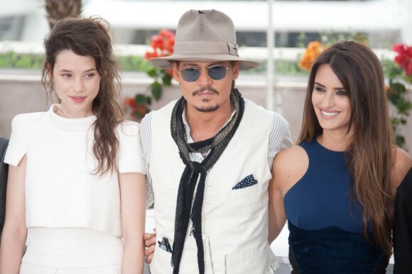 Penélope Cruz, Astrid Berges-Frisbey et Johnny Depp lors du photocall de Pirates des Caraïbes à Cannes le 14 mai 2011