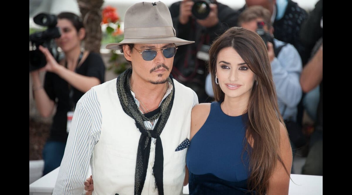 Photo : Penélope Cruz et son ami de toujours Johnny Depp lors du photocall  de Pirates des Caraïbes à Cannes le 14 mai 2011 - Purepeople