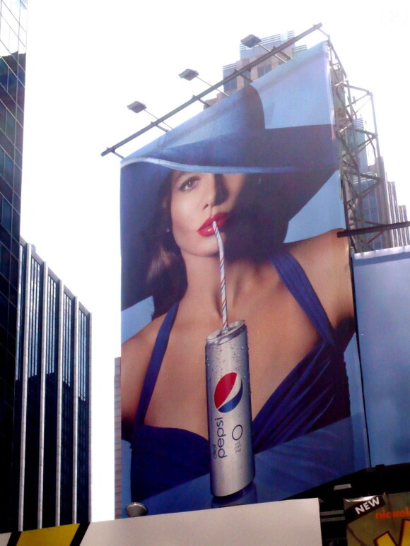 L'actrice Sofia Vergara sur une campagne Pepsi cola en plein Times Square à New York en avril 2011