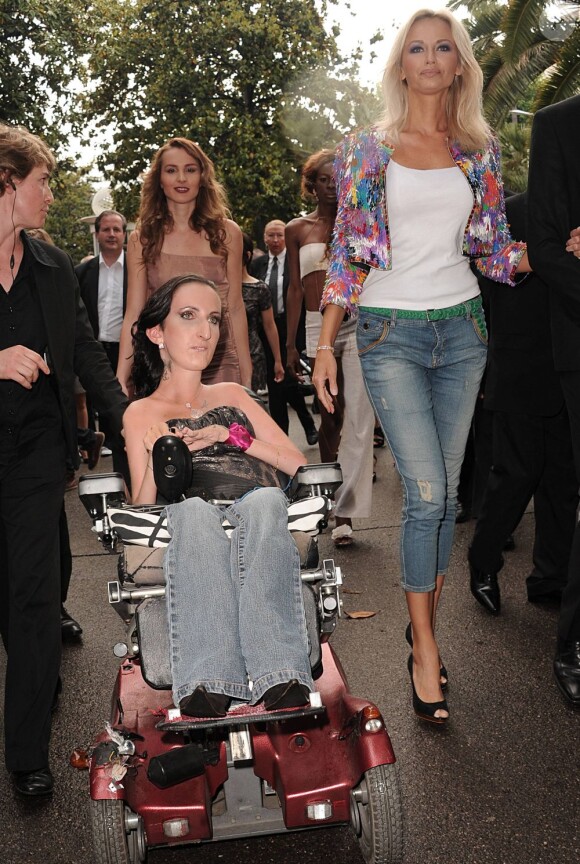 Adriana Karembeu soutient la jeune créatrice Lucie Carrasco, en défilant à ses côtés sur la Croisette, à Cannes, samedi 14 mai.