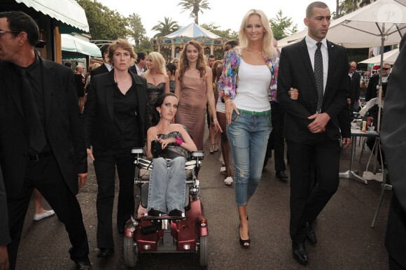 Adriana Karembeu soutient la jeune créatrice Lucie Carrasco, en défilant à ses côtés sur la Croisette, à Cannes, samedi 14 mai.