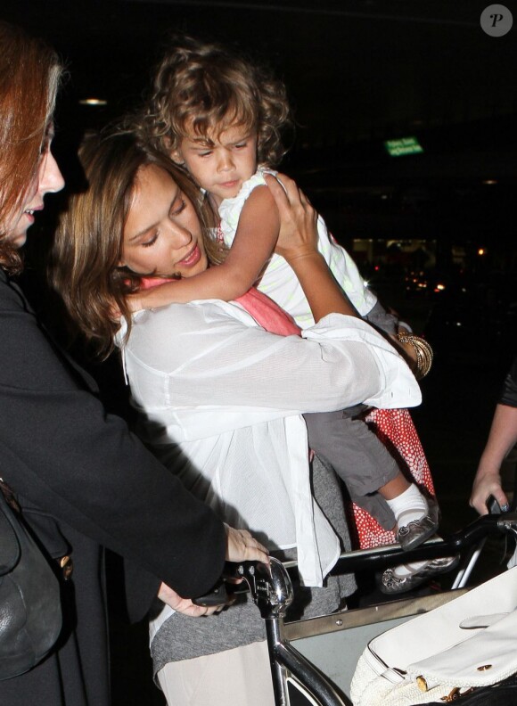 Jessica Alba et son adorable fillette Honor lors de leur arrivée à l'aéroport de Los Angeles, le 14 mai 2011