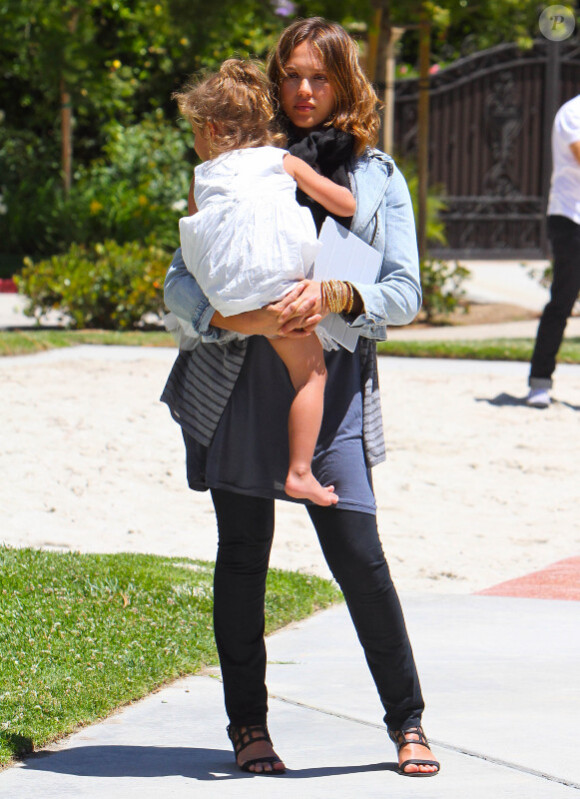 Jessica Alba enceinte, passe l'après-midi avec son mari Cash Warren et leur fille Honor au parc Cold Water à Los Angeles, le 15 mai 2011