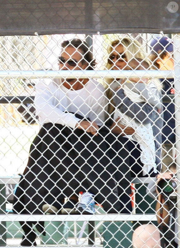 Britney Spears se rend au match de baseball de son fils Sean Preston, avec son petit ami Jason Trawick, dimanche 15 mai à Los Angeles.