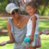 Très complice, Halle Berry et son adorable fille Nahla profitent d'une après-midi dans un parc de Beverly Hills le 6 mai 2011.