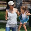 Très complice, Halle Berry et son adorable fille Nahla profitent d'une après-midi dans un parc de Beverly Hills le 6 mai 2011.