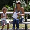 Très complice, Halle Berry et son adorable fille Nahla profitent d'une après-midi dans un parc de Beverly Hills le 6 mai 2011.