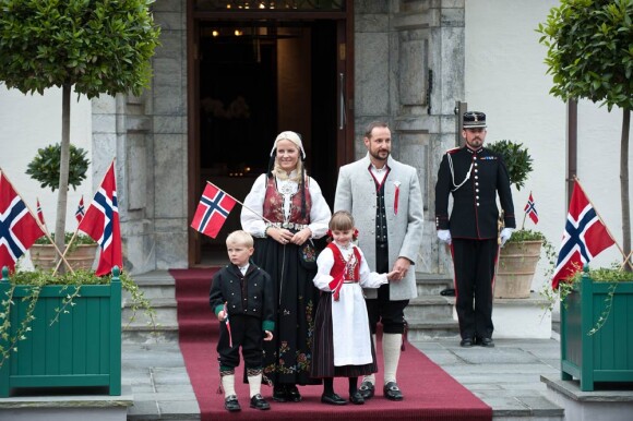 Le couple héritier de Norvège, Haakon et Mette-Marit, a honoré sur le perron du palais Skaugum, à Asker, dans la plus pure tradition, la fête nationale, le 17 mai 2011. En plus de leurs enfants, Marcus, Ingrid et Sverre, le labradoodle chéri de la famille, Milly Kakao, a assuré !