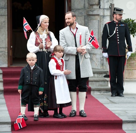 Le couple héritier de Norvège, Haakon et Mette-Marit, a honoré dans la plus pure tradition la fête nationale, le 17 mai 2011. En plus de leurs enfants, Marcus, Ingrid et Sverre, le labradoodle chéri de la famille, Milly Kakao, a assuré !