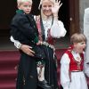 Le couple héritier de Norvège, Haakon et Mette-Marit, a honoré dans la plus pure tradition la fête nationale, le 17 mai 2011. En plus de leurs enfants, Marcus, Ingrid et Sverre, le labradoodle chéri de la famille, Milly Kakao, a assuré !