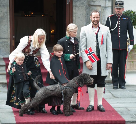 Le couple héritier de Norvège, Haakon et Mette-Marit, a honoré dans la plus pure tradition la fête nationale, le 17 mai 2011. En plus de leurs enfants, Marcus, Ingrid et Sverre, le labradoodle chéri de la famille, Milly Kakao, qui a bien grandi depuis son arrivée en 2009, a assuré !