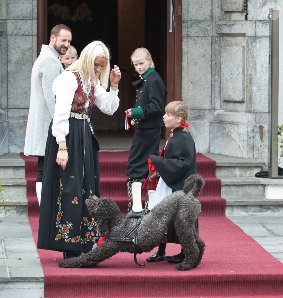 Le couple héritier de Norvège, Haakon et Mette-Marit, a honoré le 17 mai 2011 la fête nationale, devant sa résidence Skaugum, à Asker. En plus de leurs enfants, Marcus, Ingrid et Sverre, le labradoodle chéri de la famille, Milly Kakao, très à l'aise, a assuré !