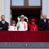 Comme de coutume, la famille royale norvégienne s'est réunie au balcon du palais, à Oslo, pour saluer la parade des enfants qui célèbre la fête nationale, le 17 mai 2011. Milly Kakao, le labradoodle du prince héritier Haakon, de la princesse Mette-Marit et de leurs enfants, après avoir fait le show le matin à Asker, n'a pas montré sa papatte au balcon du roi Harald et de la reine Sonja !