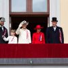 Comme de coutume, la famille royale norvégienne s'est réunie au balcon du palais, à Oslo, pour saluer la parade des enfants qui célèbre la fête nationale, le 17 mai 2011. Milly Kakao, le labradoodle du prince héritier Haakon, de la princesse Mette-Marit et de leurs enfants, après avoir fait le show le matin à Asker, n'a pas montré sa papatte au balcon du roi Harald et de la reine Sonja !