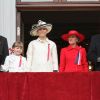 Comme de coutume, la famille royale norvégienne s'est réunie au balcon du palais, à Oslo, pour saluer la parade des enfants qui célèbre la fête nationale, le 17 mai 2011. Milly Kakao, le labradoodle du prince héritier Haakon, de la princesse Mette-Marit et de leurs enfants, après avoir fait le show le matin à Asker, n'a pas montré sa papatte au balcon du roi Harald et de la reine Sonja !