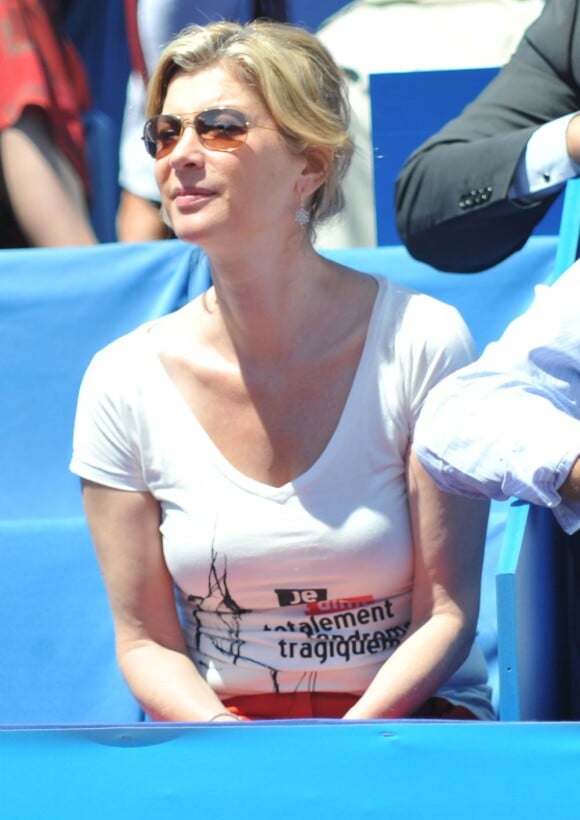 Michèle Laroque a fait une apparition décontractée en tribunes de l'Open de Nice, sa ville, le 17 mai 2011.