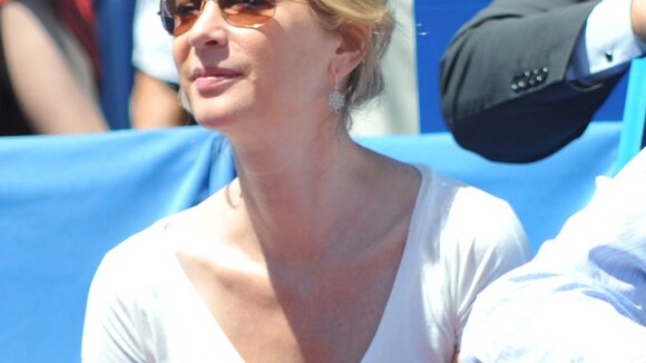 Michèle Laroque, détendue et superbe, s'entraîne pour Roland-Garros !