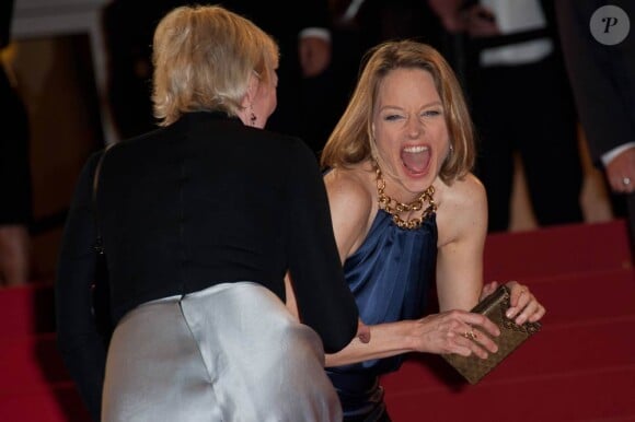 Jodie Foster explose de rire sur le tapis rouge lors de la projection de Melancholia, le 18 mai 2011, dans le cadre du 64e festival de Cannes.