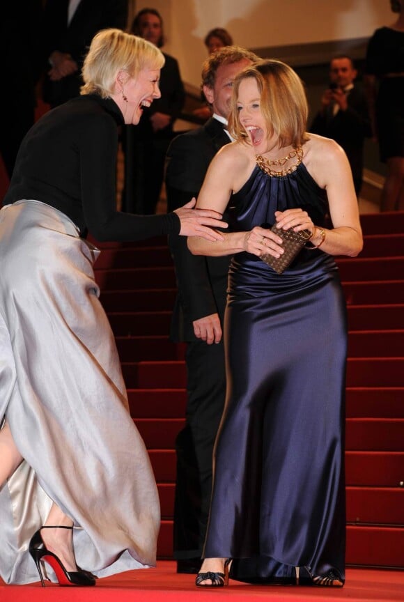 Jodie Foster est prise d'un fou rire lors de la projection de Melancholia, le 18 mai 2011, dans le cadre du 64e festival de Cannes.
