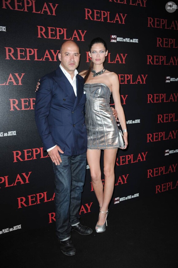 Bianca Balti et Matteo Sinigaglia lors de la soirée Replay, à Cannes. 18 mai 2011
