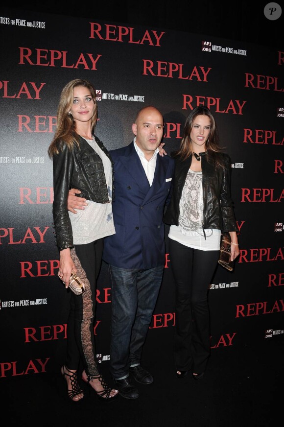 Ana Beatriz Barros, Alessandra Ambrosio et Matteo Sinigaglia lors de la soirée Replay, à Cannes. 18 mai 2011