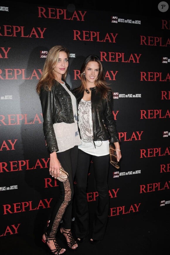 Ana Beatriz Barros et Alessandra Ambrosio lors de la soirée Replay, à Cannes. 18 mai 2011