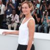 Même avec un simple top blanc et une jupe à froufrous, Cécile de France est toujours divine. Cannes, 15 mai 2011