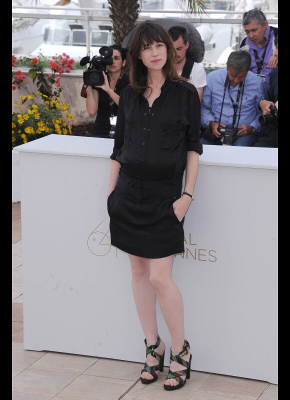Charlotte Gainsbourg a affiche son jolie ventre rond dans une robe satinée noire. Cannes, 19 mai 2011