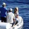 Victoria Silvstedt sur un zodiaque dans la baie d'Antibes le 20 mai 2011, accompagnée par son Maurice jusqu'à leur yacht