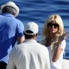 Victoria Silvstedt sur un zodiaque dans la baie d'Antibes le 20 mai 2011, accompagnée par son Maurice jusqu'à leur yacht