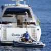 Victoria Silvstedt sur un zodiaque dans la baie d'Antibes le 20 mai 2011, accompagnée par son Maurice jusqu'à leur yacht
