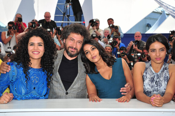Sabrina Ouazani, Radu Mihaeileanu, Leïla Bekhti et Hafsia Herzi lors du photocall du film La Source des femmes le 21 mai  2011 au festival de Cannes