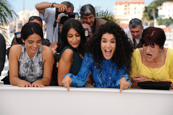 Hafsia Herzi, Leïla Bekhti, Sabrina Ouazani et Biyouna lors du photocall du film La Source des femmes le 21 mai  2011 au festival de Cannes