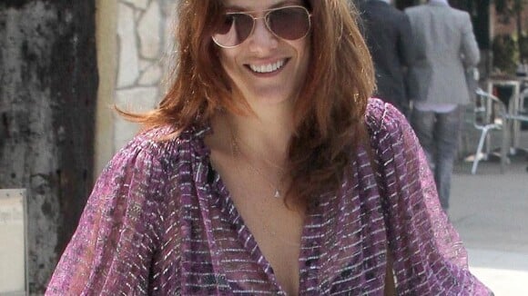 Kate Walsh : Trop sexy dans son chemisier transparent !