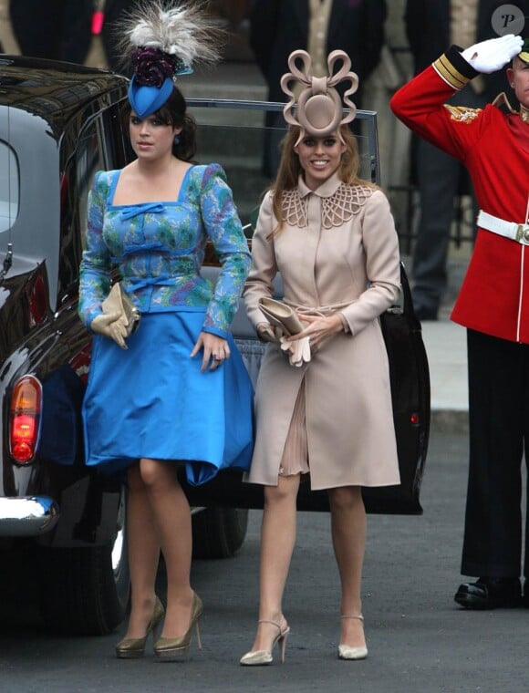 Lors du mariage princier du 29 avril 2011, la princesse Beatrice d'York arborait un odieux chapeau signé Philip Treacy. Devant l'ampleur du tollé sur Internet et dans les médias, elle a choisi de le mettre en vente sur eBay et a récolté près de 93 000 euros au profit de bonnes oeuvres !