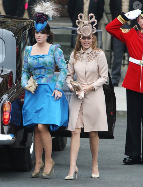Lors du mariage princier du 29 avril 2011, la princesse Beatrice d'York arborait un odieux chapeau signé Philip Treacy. Devant l'ampleur du tollé sur Internet et dans les médias, elle a choisi de le mettre en vente sur eBay et a récolté près de 93 000 euros au profit de bonnes oeuvres !