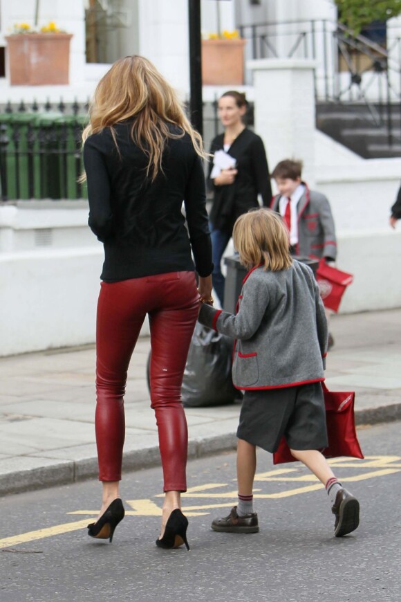 Pantalon en cuir rouge, top noir... Elle McPherson est craquante ! Londres, 23 mai 2011