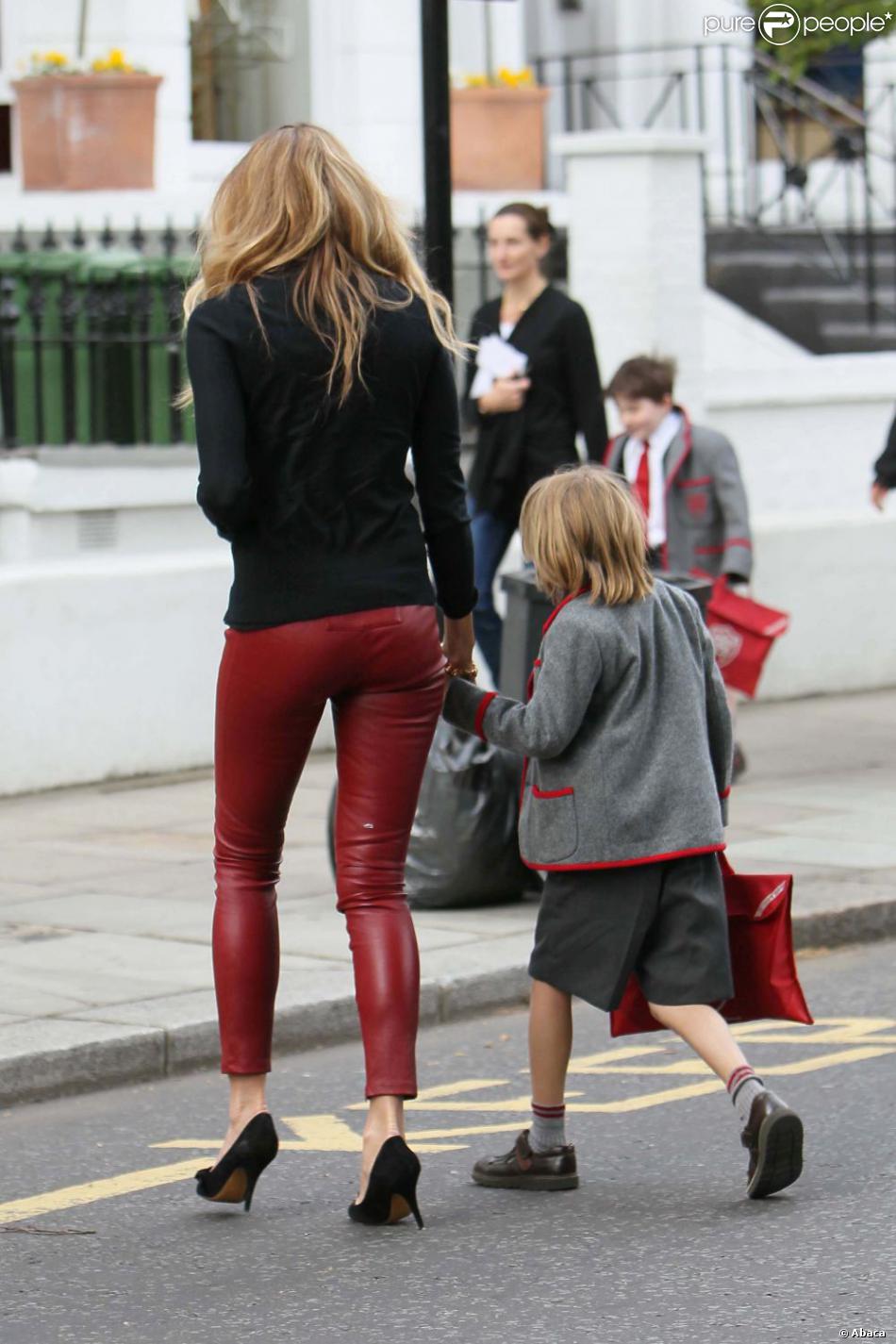 tanker jewelry skin Pantalon en cuir rouge, top noir... Elle McPherson est craquante ! Londres,  23 mai 2011 - Purepeople