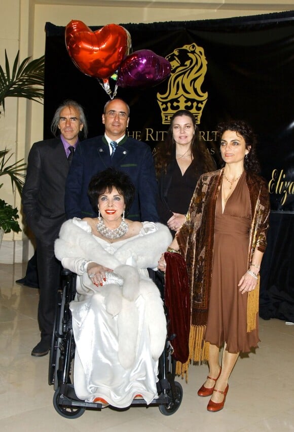 Elizabeth Taylor entourée de ses enfants, Michael Wilding Jr., Christopher Wilding, Maria Burton et Liza Todd Burton le 27 février 2007. C'est le second qui met la maison en vente