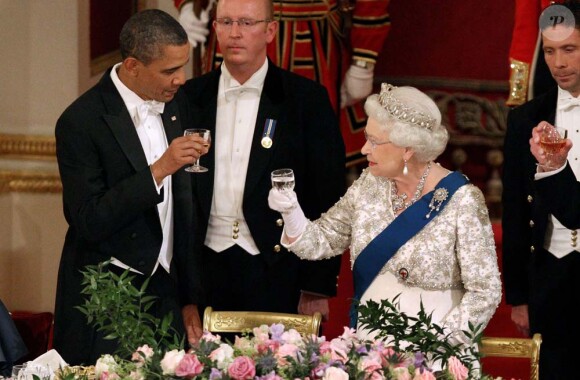 Barack Obama et Elizabeth II trinquent, dîner de gala à Buckingham Palace, à Londres, le 24 mai 2011.