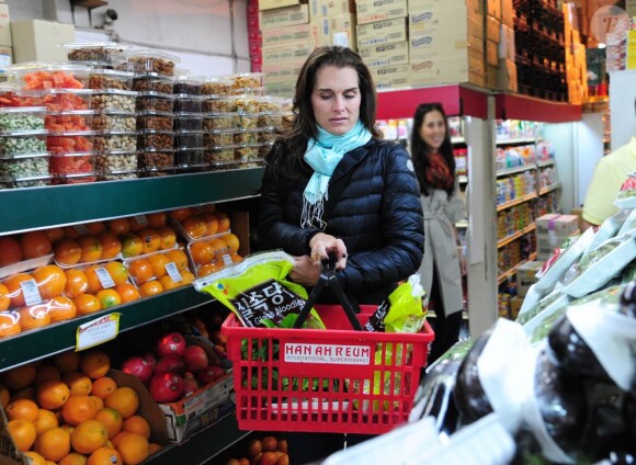 Brooke Shields en train de faire ses courses dans un supermarché coréen The Han Ah Reum à New York le 24 mai 2011.  