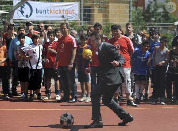 Lors de sa visite officielle à Munich du 24 au 27 mai 2011 avec la princesse Victoria, le prince Daniel n'a pas pu résister à l'appel d'une partie de foot de rue.
