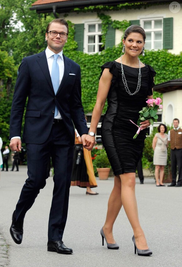 La princesse Victoria, superbe dans sa robe noire, et le prince Daniel de Suède en visite officielle à Munich du 24 au 27 mai 2011.