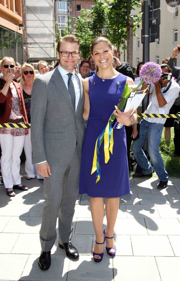 La princesse Victoria, en robe bleu saphir le 25 mai, et le prince Daniel de Suède en visite officielle à Munich du 24 au 27 mai 2011.