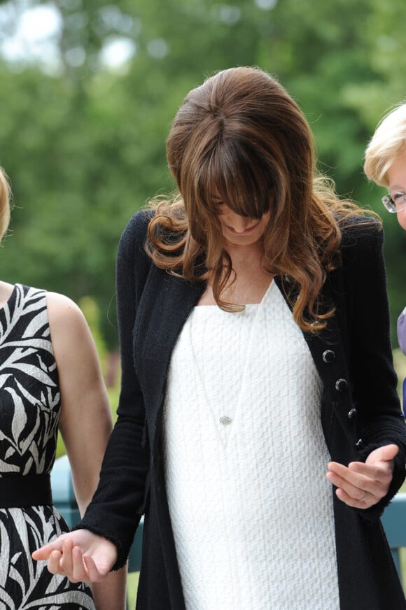 Carla Bruni-Sarkozy ne peut plus cacher sa grossesse et accueille les épouses des chefs d'Etat du G8 à la villa Strassburger à Deauville, le 26 mai 2011
