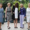 Carla Bruni-Sarkozy accueille les épouses des chefs d'Etat du G8 et montre ses rondeurs de femme enceinte. Villa Strassburger à Deauville, le 26 mai 2011