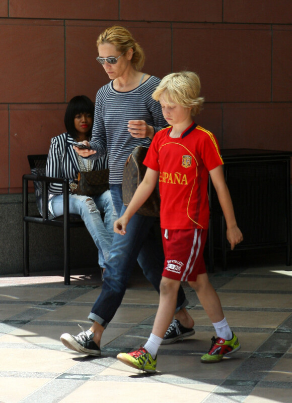 Maria Bello dans les rues de Beverly Hills, sortant d'un centre médical avec son fils Jackson, le 25 mai 2011
