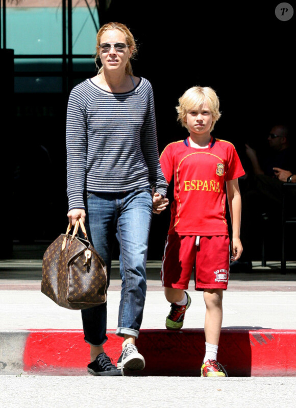 Maria Bello dans les rues de Beverly Hills, sortant d'un centre médical avec son fils Jackson, le 25 mai 2011